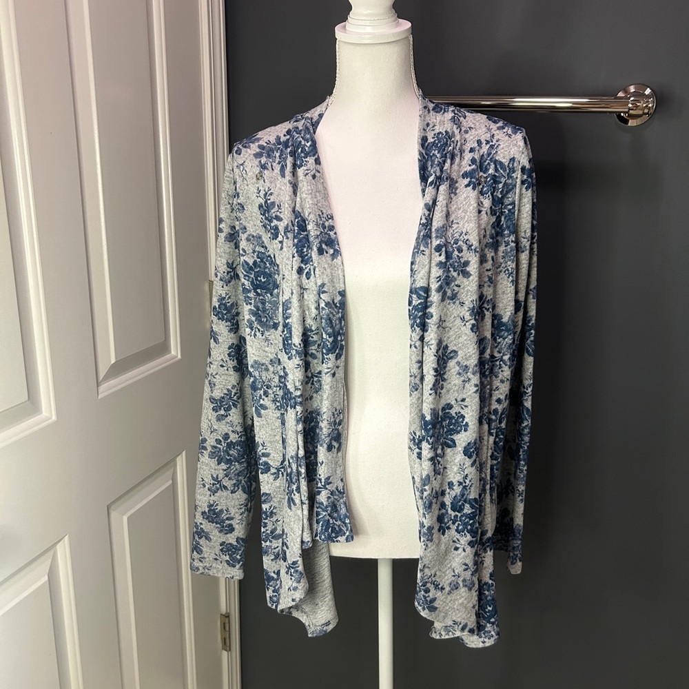👩🏽‍🍼BEST NURSING SWEATER EVER. Size M Jessica Simpson. Multiple ways to wear. - Picture 13 of 15